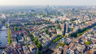 Amsterdam, Hollanda. Amsterdam Merkez İstasyonu (Amsterdam Centraal) doğru şehir çatıları üzerinde Uçan , Havadan Görünümü 
