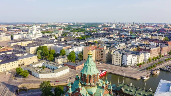 Helsinki, Finlandia. Centro de la ciudad vista aérea. Catedral de la Asunción, desde el dron — Foto de Stock
