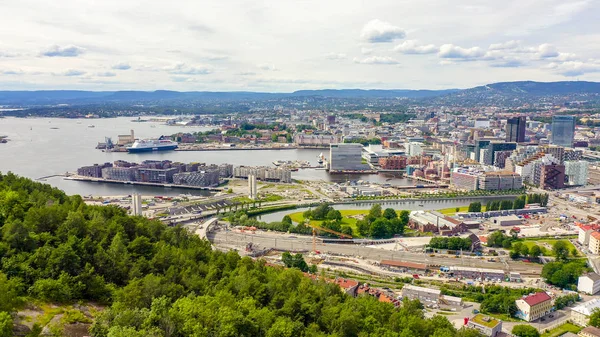 Oslo, Noorwegen. Stadscentrum vanuit de lucht. Embankment Oslo Fjord. Opera gebouw van Oslo, van Drone — Stockfoto