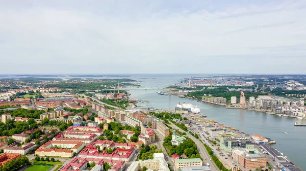 Gotemburgo, Suecia. Puente Alvsborg. (Elvsborgsbrunn) Panorama de la parte central de la ciudad. Clima nublado, Desde Drone — Foto de Stock