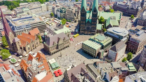 Bremen, Alemania. Plaza del Mercado de Bremen (Bremer Marktplatz), Catedral de Bremen (St. Petri Dom Bremen). Vista en vuelo, Vista aérea — Foto de Stock