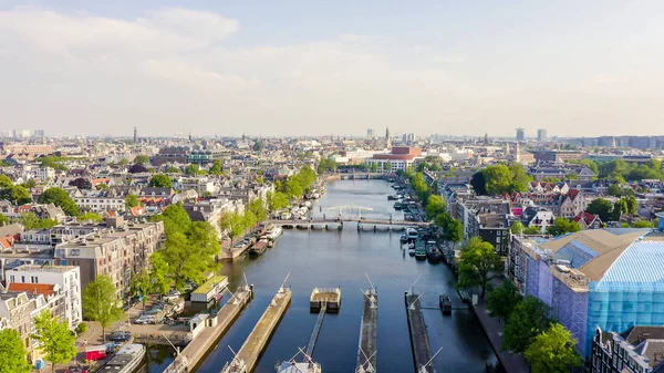 Amsterdam, Netherlands. Vliegen over de daken van de stad. Amstel River, Amstel gateways, bovenaanzicht — Stockfoto