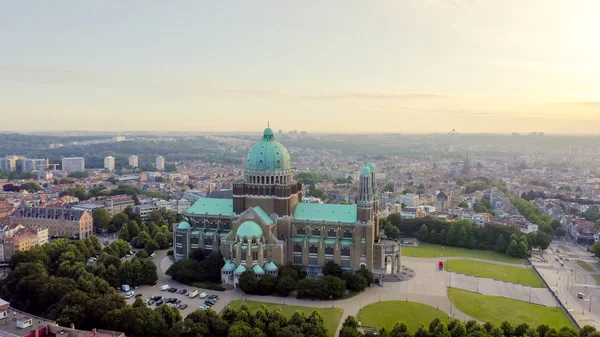 Брюссель, Бельгия Национальная базилика Святого Сердца. Ранним утром, вид с воздуха — стоковое фото