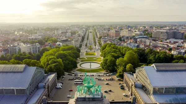 Brusel, Belgie. Parkovat padesáté výročí. Tady je Senkantář. Oblouk de Triomphe v Bruselu (Bruselská brána), letecký pohled — Stock fotografie