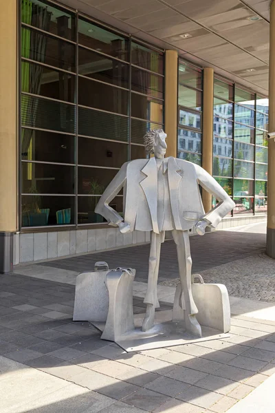 Oslo, Norvège - 24 juin 2019 : Sculpture d'un homme avec des valises — Photo