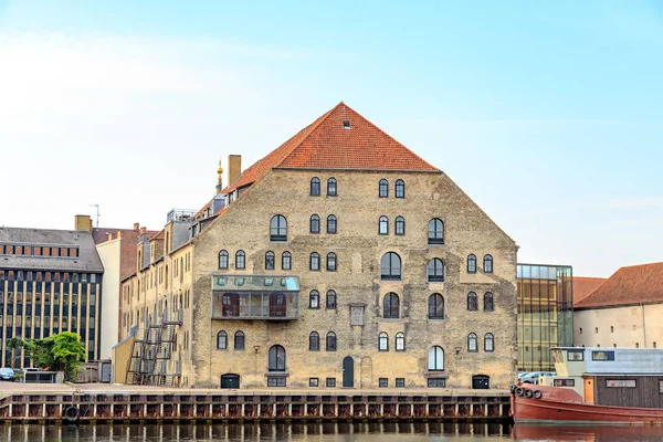 Copenhaga, Dinamarca. Vista da cidade, Edifício antigo no calçadão — Fotografia de Stock