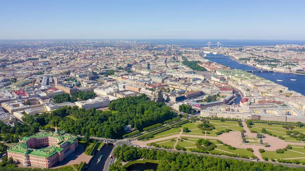 Воздушный вид на центр Петербурга при ясной солнечной погоде, Россия, с беспилотника — стоковое фото