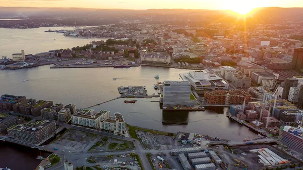 Oslo, Noruega. Vista de la ciudad al atardecer. Luz trasera. La parte central de la ciudad. Ópera de Oslo. Operahuset Oslo, de Drone —  Fotos de Stock