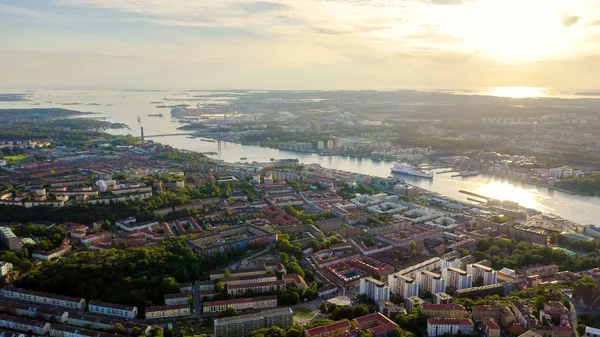 Göteborg, Svédország-június 25, 2019: StenaLine komp halad végig a folyón. Panoráma a városra és a Goeta elv folyó, a drone — Stock Fotó