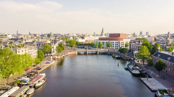 Amszterdam, Hollandia. Repül át a város háztetők. Amstel River, Amstel Gateway, légi-nézet — Stock Fotó