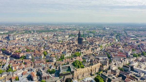 Strasbourg, Franciaország. A történelmi része a város, Strasbourg katedrális, légi kilátás — Stock Fotó