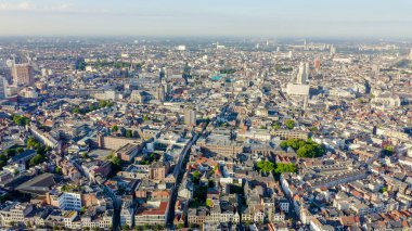 Antwerp, Belçika. Tarihi şehrin çatıları üzerinde uçan, Hava Manzarası 