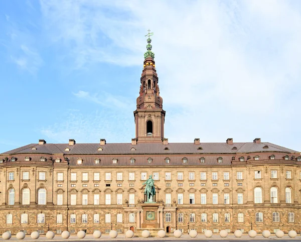 Copenhague, Dinamarca. Estatua ecuestre del rey Federico VII. ¡Scu! — Foto de Stock