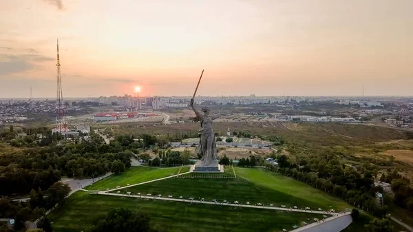 À la lumière du soleil couchant. Sculpture The Motherland Calls ! - le centre de composition de l'ensemble-monument aux héros de la bataille de Stalingrad sur le Mamayev Kurgan ! Volgograd, Russie — Photo