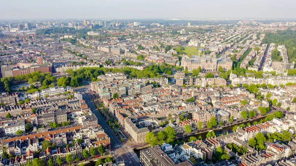 Amsterdam, Netherlands. Museum. Het gebouw van de negentiende eeuw. Vliegen over de daken van de stad, bovenaanzicht — Stockfoto