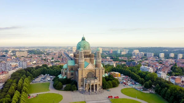 Βρυξέλλες, Βέλγιο. Εθνική Βασιλική της ιερής καρδιάς. Νωρίς το πρωί, εναέρια θέα — Φωτογραφία Αρχείου