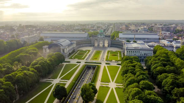 Brüksel, Belçika. Ellinci Yıldönümü Parkı. Park Senkantoner. Brüksel Arc de Triomphe (Brüksel Kapısı), Havadan Görünüm — Stok fotoğraf