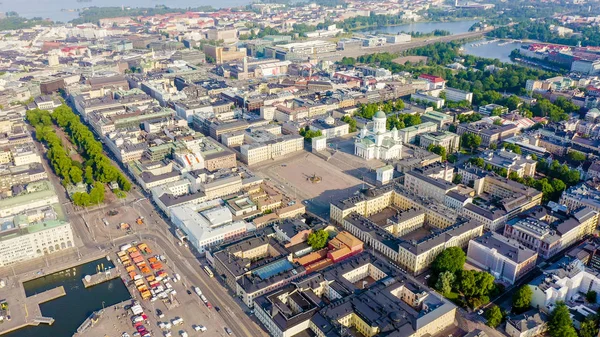 Helsinki, Finlandiya. Şehir merkezi havadan görünümü. Helsinki Katedrali. Senato meydanı. Pazar Meydanı, Drone'dan — Stok fotoğraf