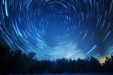 Yıldızlı gökyüzü kutup yıldızı döner. F içinde iz bırak