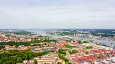 Göteborg, İsveç. Alvsborg Köprüsü. (Elvsborgsbrunn) Şehrin şehir merkezi panoraması. Bulutlu hava, Drone Gönderen 