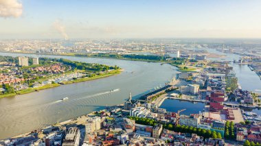 Antwerp, Belçika. Tarihi şehrin çatılarında uçuyor. Schelde (Esco) nehri. Şehrin sanayi bölgesi, Havadan Görünüm 