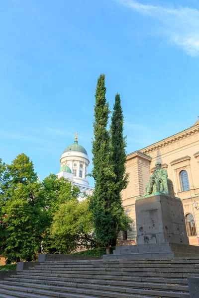 Helsinki, Finlandia. Johan Vilhelm Snellman. El monumento era comp —  Fotos de Stock