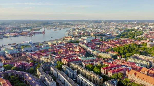 Gotemburgo, Suecia. Panorama de la ciudad y el río Goeta Elv con barcos. Puesta del sol, desde el dron — Foto de Stock