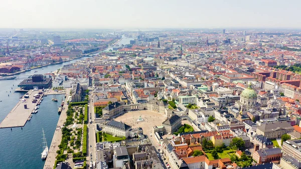 Copenhague, Dinamarca. Panorama general de la parte histórica de la ciudad. Amalienborg. El complejo palaciego del siglo XVIII en estilo rococó, Desde Drone — Foto de Stock