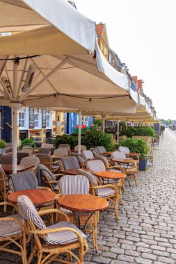 Kopenhag, Danimarka - 26 Haziran 2019 Nyhavn 'daki yazlık kafe