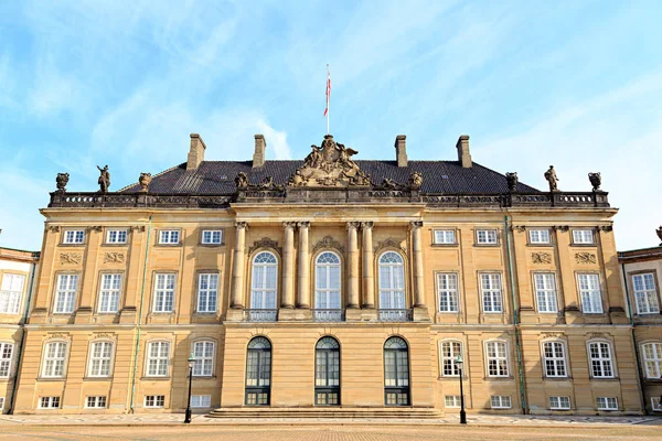 Kopenhag, Danimarka. Kraliyet Sarayı Amalienborg bir mimar. — Stok fotoğraf