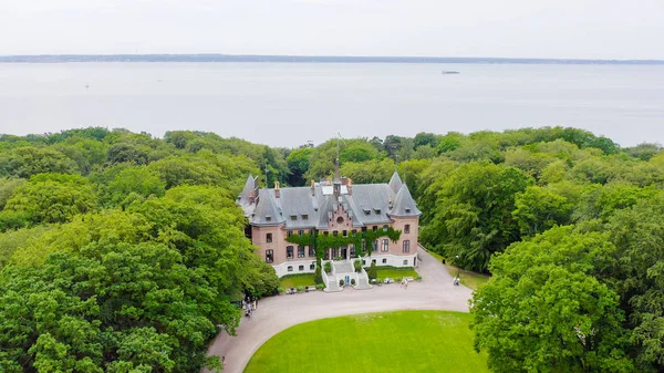 Zweden. Kasteel aan de oevers van de straat van Oresund. Sofieru, van Drone — Stockfoto