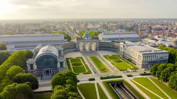 Brüksel, Belçika. Ellinci Yıldönümü Parkı. Park Senkantoner. Brüksel Arc de Triomphe (Brüksel Kapısı), Havadan Görünüm — Stok fotoğraf