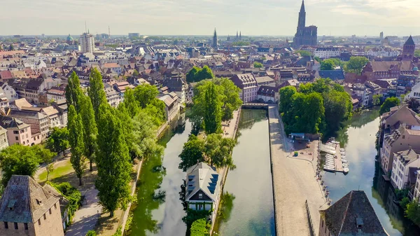 Estrasburgo, Francia. Barrio Petite Francia, Presa de Vauban, Vista aérea —  Fotos de Stock