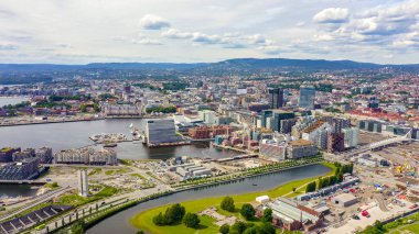 Oslo, Norveç. Şehir merkezi havadan. Embankment Oslo Fiyort. Oslo Opera Binası, Drone'dan 