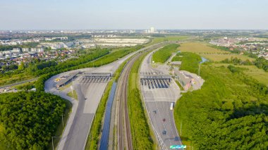Malmö, İsveç. Araba ödeme noktası. Oresund köprüsü. İsveç ve Danimarka arasında yapay bir ada ile uzun bir tünel ve köprü, Aerial View 