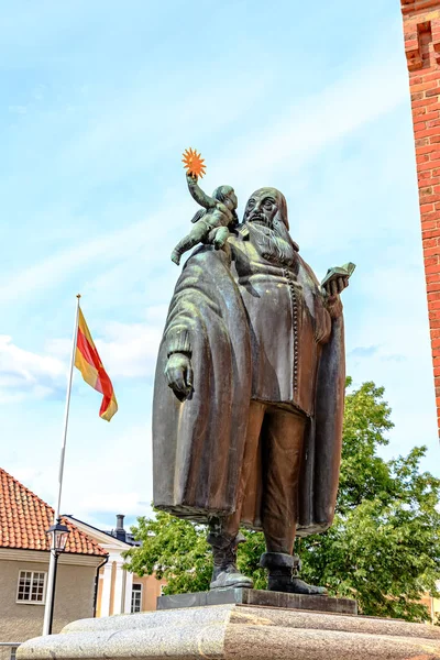 Vasteras, Suecia - 23 de junio de 2019: Estatua del Obispo Johannes Rudb —  Fotos de Stock