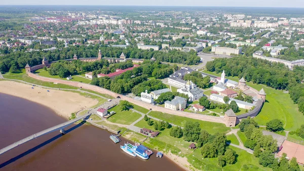 Veliky Novgorod, Rusland. Het Kremlin van Novgorod (Detinets), de Volkhov-rivier. Vlucht over de stad, van Drone — Stockfoto