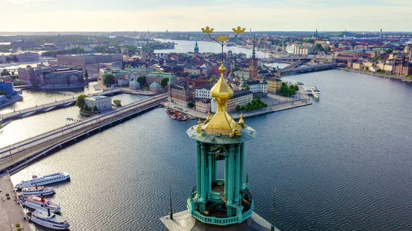 Estocolmo, Suecia. Ayuntamiento de Estocolmo. Stockholms stadshus. Construido en 1923, ayuntamiento de ladrillo rojo, de Drone — Foto de Stock