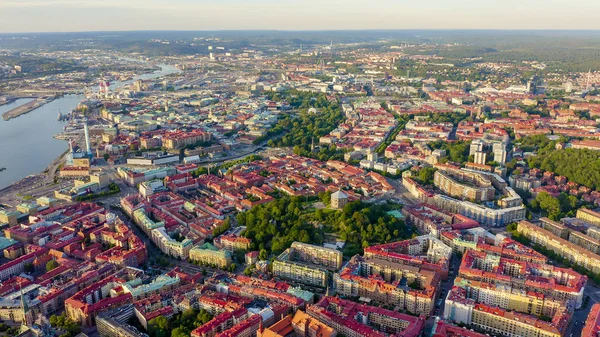 Gotemburgo, Suecia. Panorama de la ciudad y el río Goeta Elv. El centro histórico de la ciudad. Puesta del sol, desde el dron —  Fotos de Stock