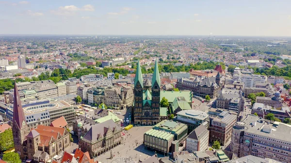 Bremen, Alemania. La parte histórica de Bremen, el casco antiguo. Catedral de Bremen (St. Petri Dom Bremen). Vista en vuelo, Vista aérea — Foto de Stock