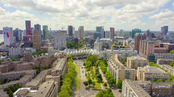 荷兰鹿特丹- 2019年7月1日：全景城市商业区。 立方房屋. Kijk-Kubus和Markthol, Aerial View — 图库照片