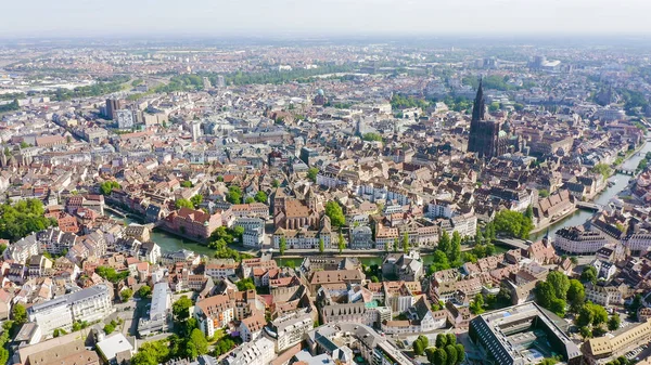 Strasbourg, France. The historical part of the city, Strasbourg Cathedral, Aerial View — Stock Photo, Image