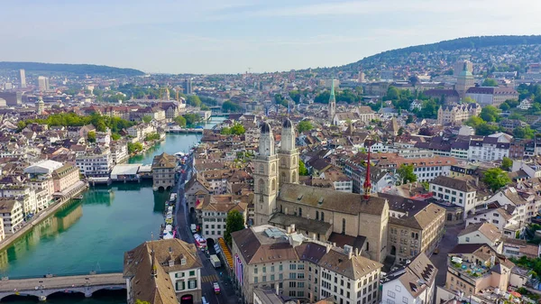 Zurigo, Svizzera. Panorama della città dall'alto. Limmat River Flow Point, Kvaybrucke Bridge, Sechselautenplatz Square, Vista aerea — Foto Stock