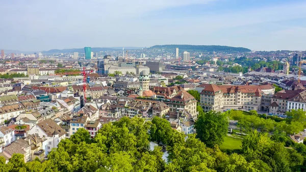 Zurique, Suíça. Panorama da cidade a partir do ar. Observatório de Urania Sternwarte, Parque da Cidade de Lindenhof, Vista Aérea — Fotografia de Stock