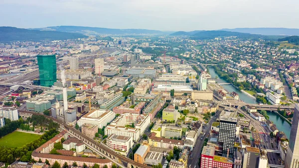 Curych, Švýcarsko. Panorama z města ze vzduchu. Gewerbeschule plocha, Limmat řeka, Letecký pohled — Stock fotografie