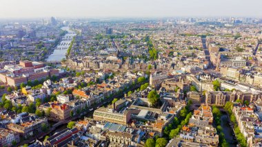 Amsterdam, Hollanda. Şehrin çatılarında uçuyor. Kentsel nakliye kanalları ile şehrin tarihi parçası, Havadan Görünümü 