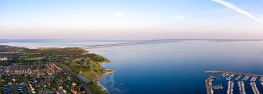 İsveç, Malmö. Şafakta Öresund Köprüsü 'ne bakan Panorama. 