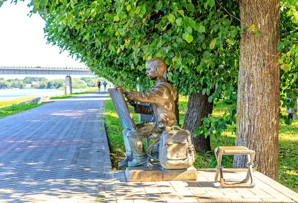 Veliky Novgorod, Rússia - 19 de junho de 2019: Monumento "Jovem artista " — Fotografia de Stock