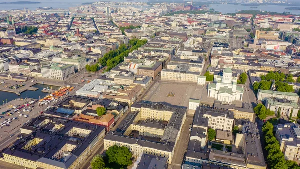 Helsingfors, Finland. Stadscentrum antenn utsikt. Helsingfors domkyrka. Senatstorget, från Drone — Stockfoto