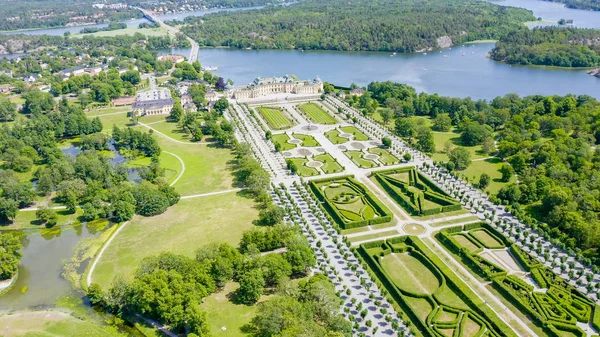 Stockholm, Zweden-23 juni 2019: Drottningholm. Drottningholms Slott. Goed bewaard gebleven koninklijke residentie met een Chinees paviljoen, theater en tuinen, van Drone — Stockfoto